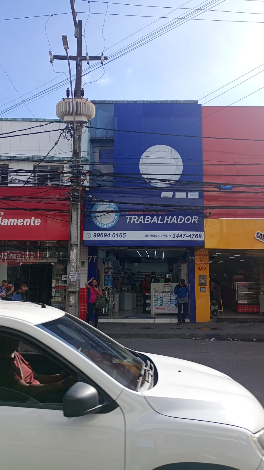 Corredor com ampla variedade de produtos de saúde e bem-estar