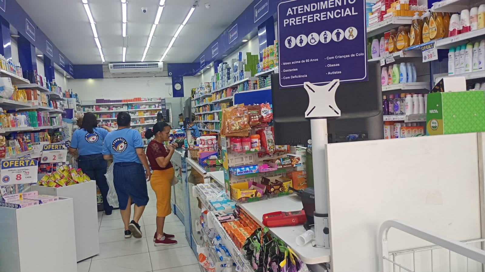 Interior espaçoso e organizado da Farmácia do Trabalhador Afogados